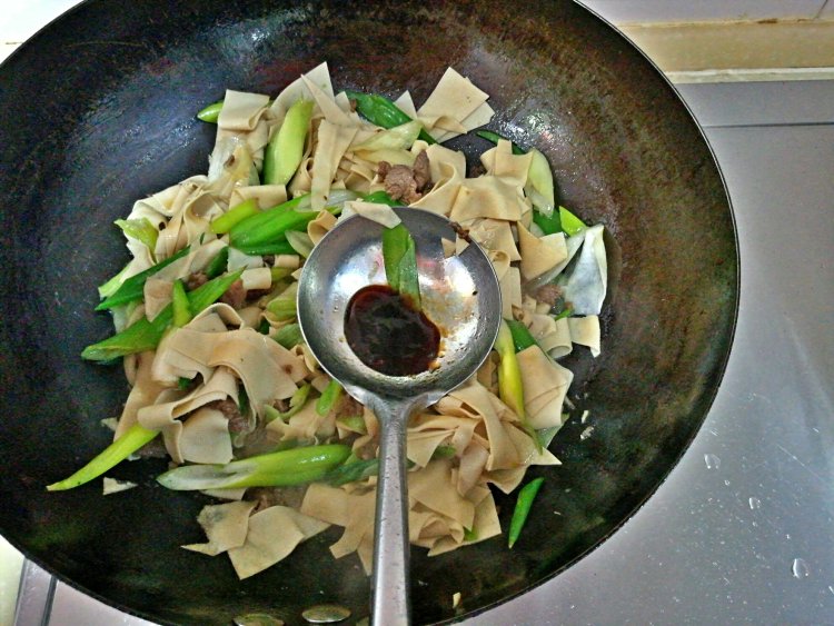 葱香牛肉干豆腐步骤7