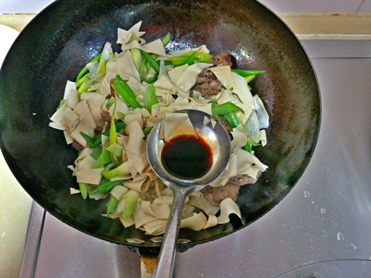 葱香牛肉干豆腐步骤6