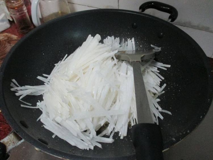 牛肉炒白萝卜丝步骤5