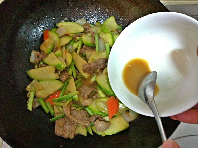 西葫芦炒牛肉步骤8