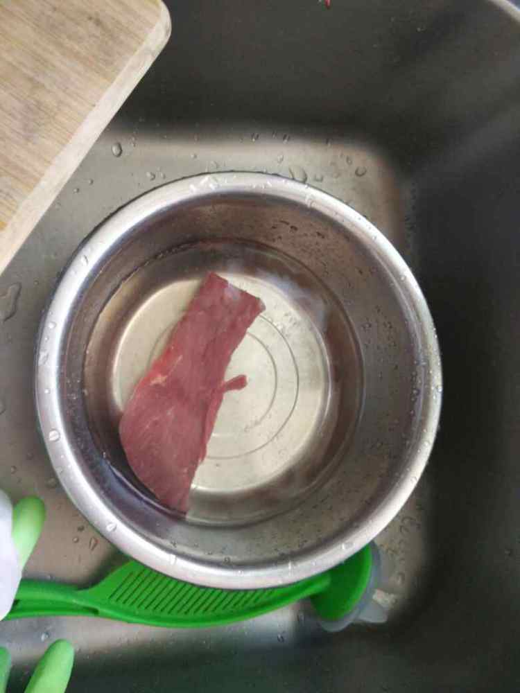 彩椒青椒炒牛肉步骤1