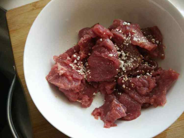 彩椒青椒炒牛肉步骤3