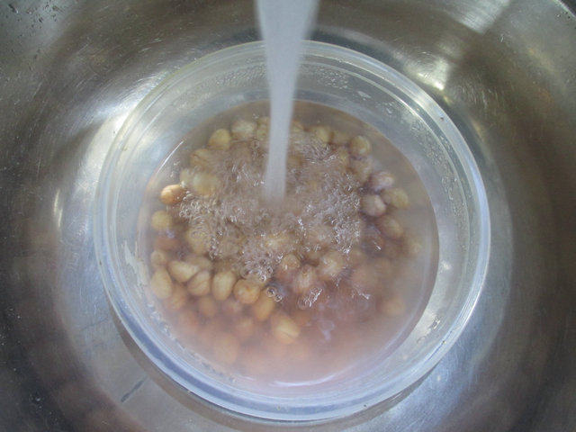 花生米烧牛肉步骤2
