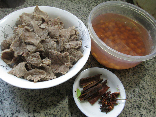 花生米烧牛肉步骤1