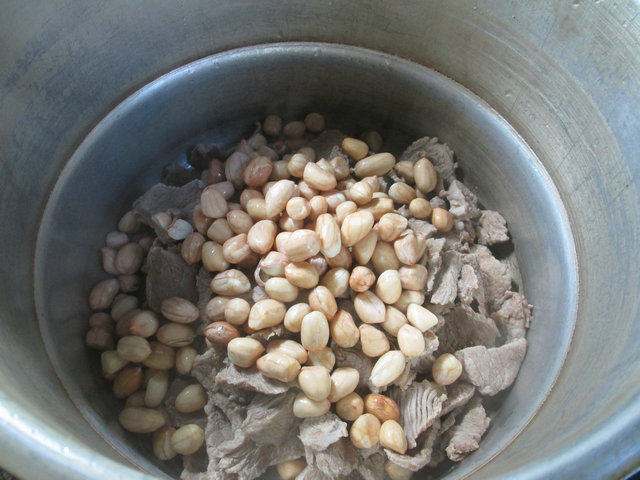 花生米烧牛肉步骤3