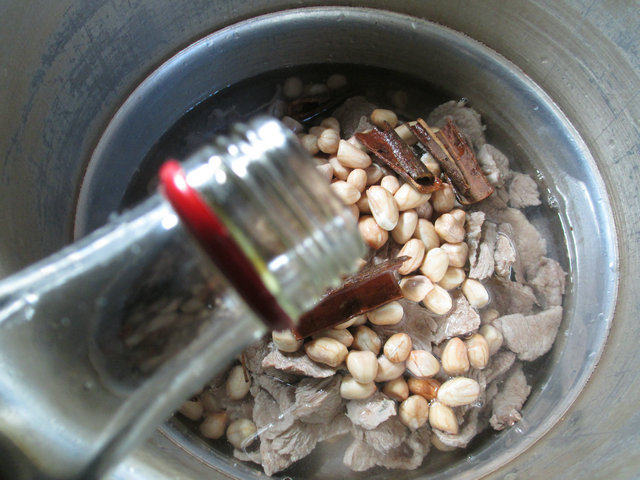 花生米烧牛肉步骤5