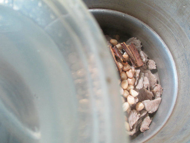 花生米烧牛肉步骤4