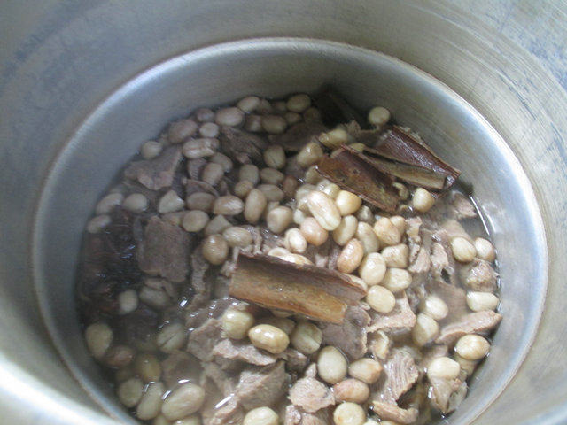 花生米烧牛肉步骤7