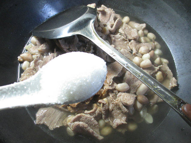 花生米烧牛肉步骤9