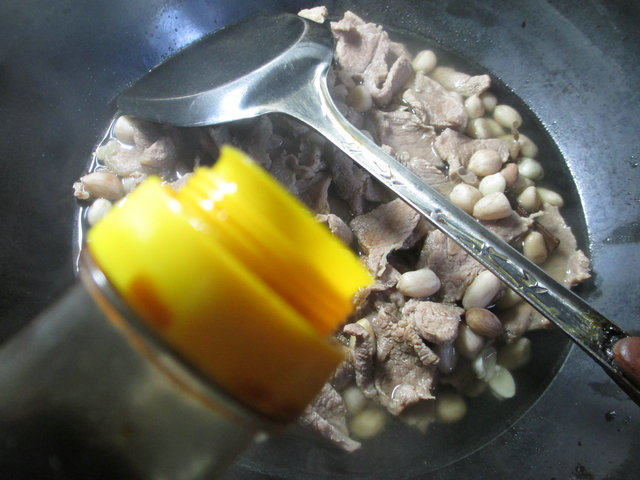 花生米烧牛肉步骤8