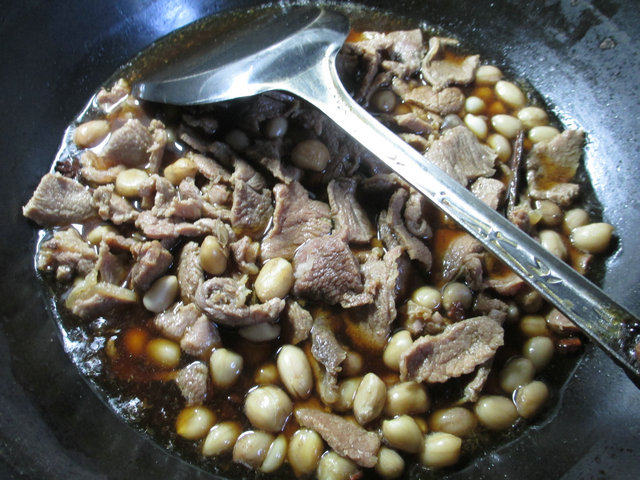 花生米烧牛肉步骤11