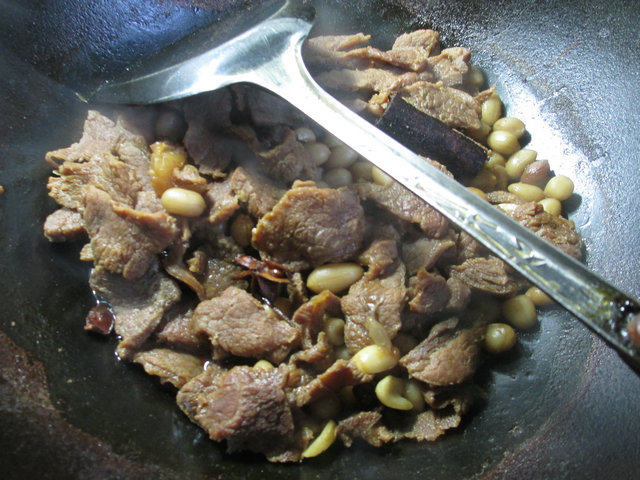 花生米烧牛肉步骤12