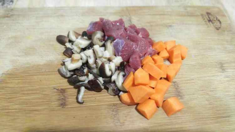 五香牛肉饺步骤1