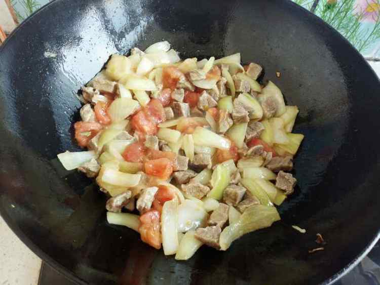 西红柿洋葱土豆炖牛肉步骤7