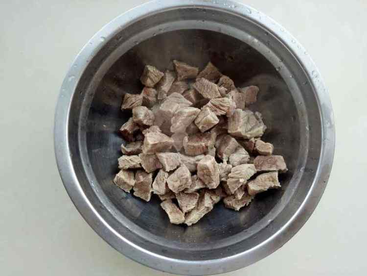 西红柿洋葱土豆炖牛肉步骤1