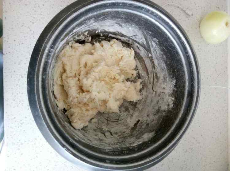 牛肉洋葱馅饼步骤2