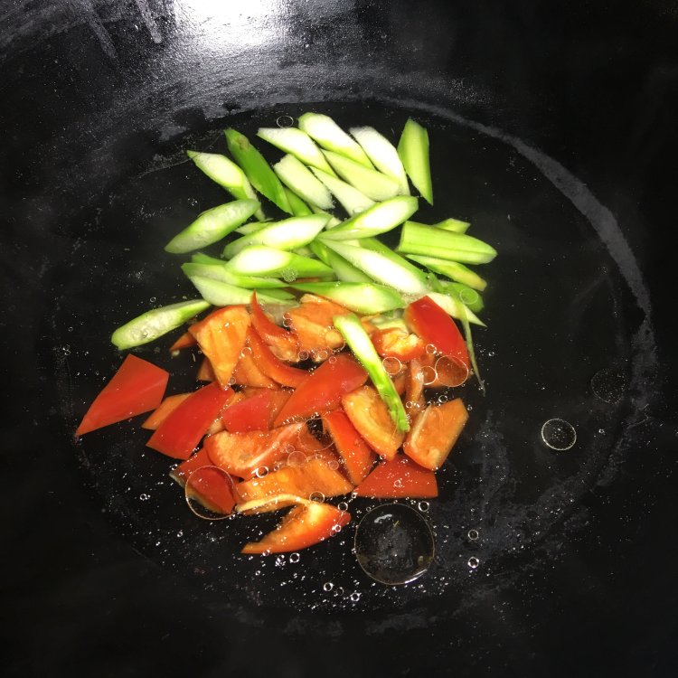 芦笋彩椒炒牛肉步骤5
