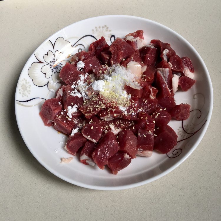 芦笋彩椒炒牛肉步骤2