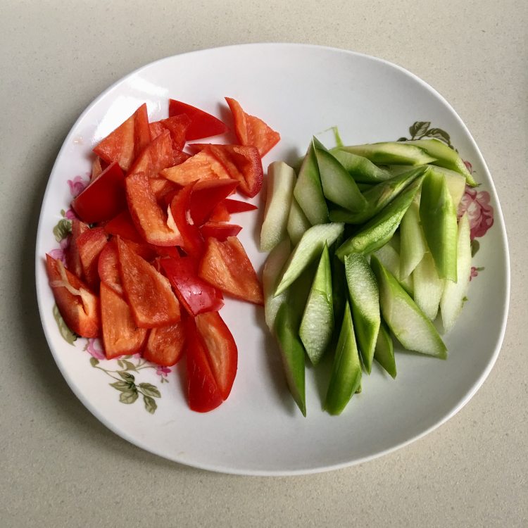 芦笋彩椒炒牛肉步骤3