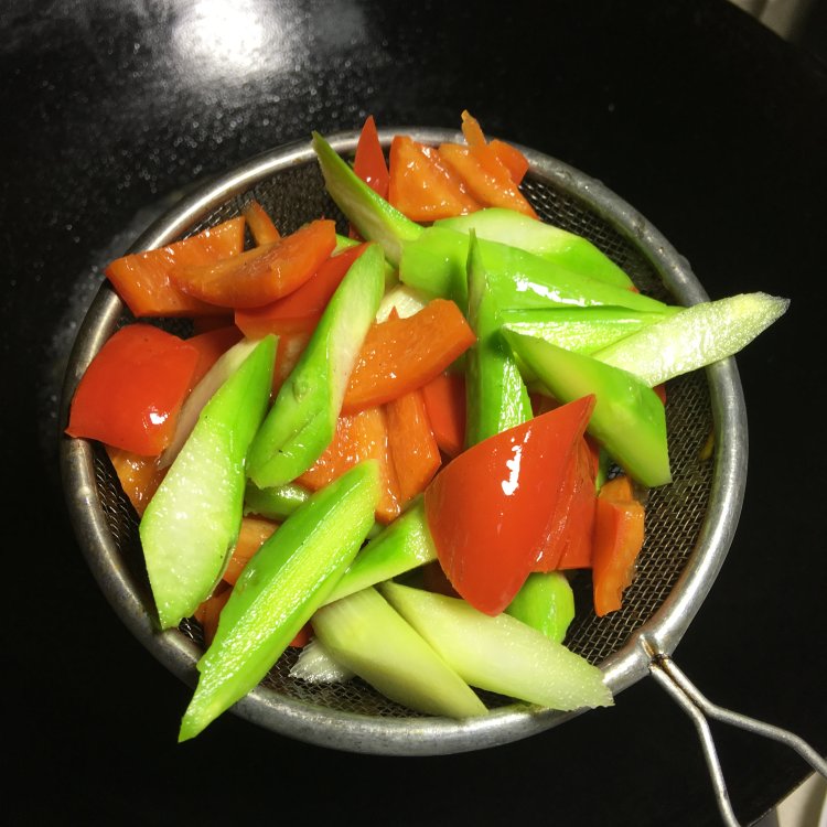 芦笋彩椒炒牛肉步骤6