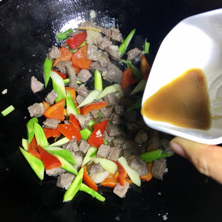 芦笋彩椒炒牛肉步骤13
