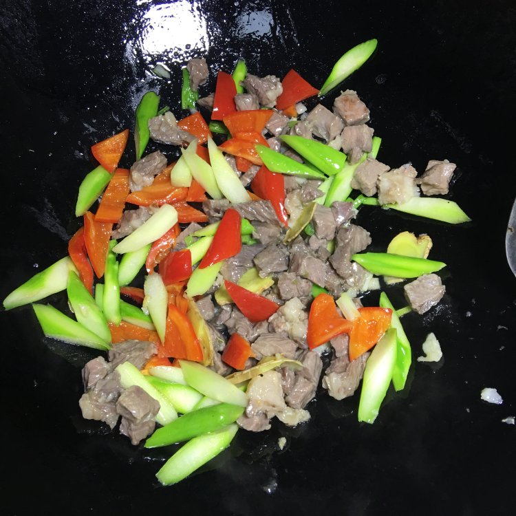 芦笋彩椒炒牛肉步骤12