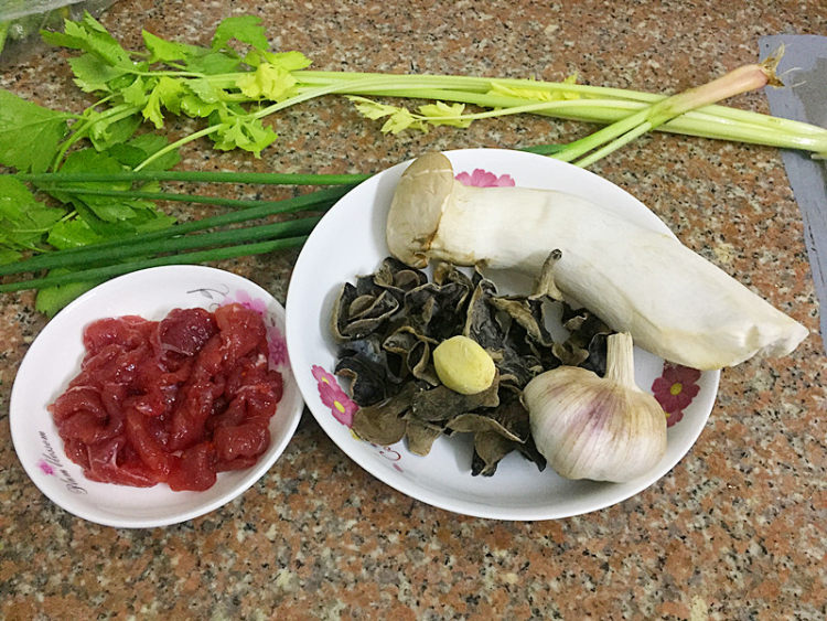 杏鲍菇木耳炒牛肉步骤1