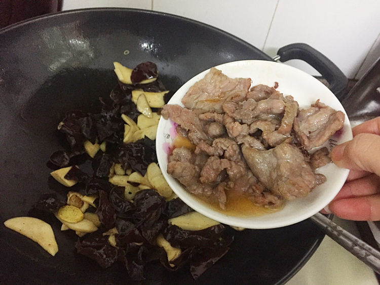 杏鲍菇木耳炒牛肉步骤7