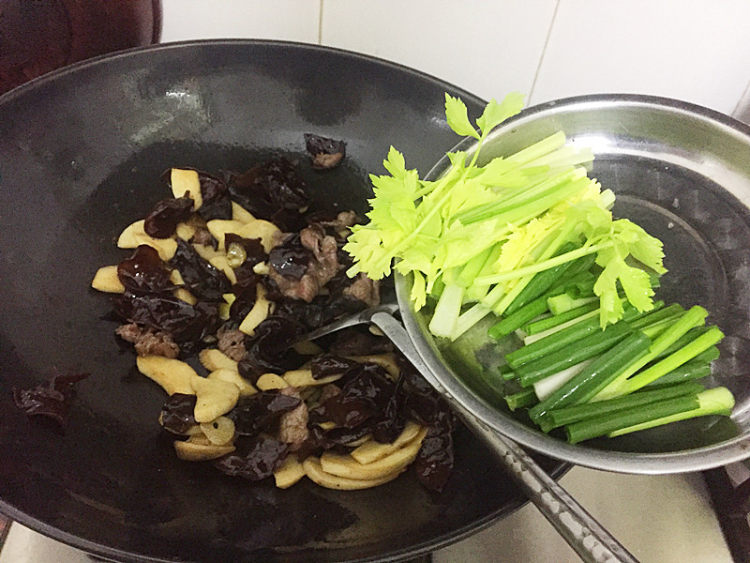 杏鲍菇木耳炒牛肉步骤8