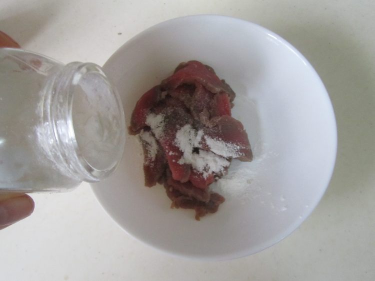 牛肉炒四季豆步骤2