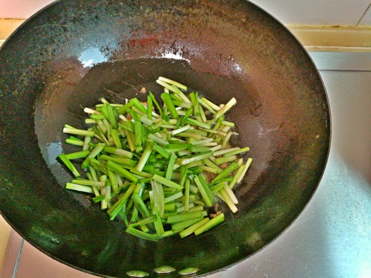 韭菜牛肉炒赤贝步骤3