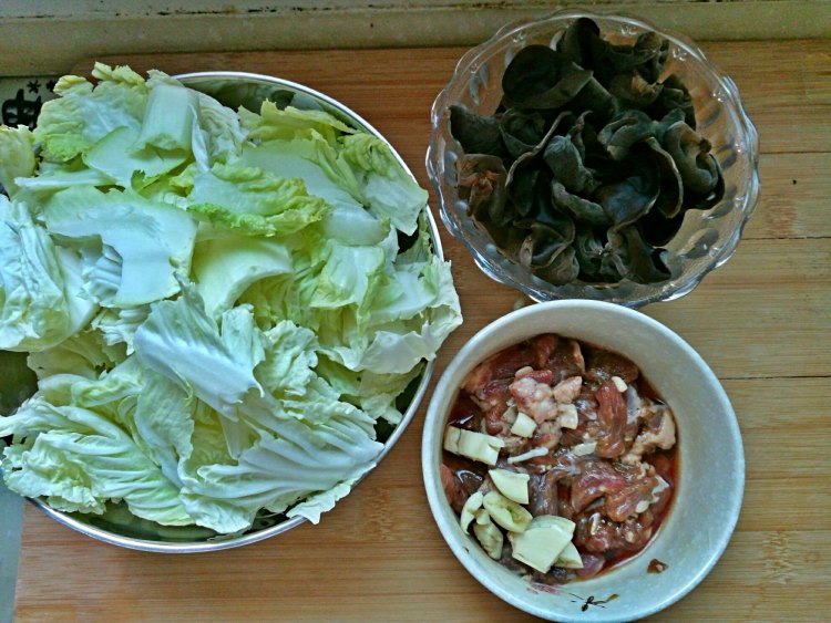 白菜木耳炒牛肉步骤1