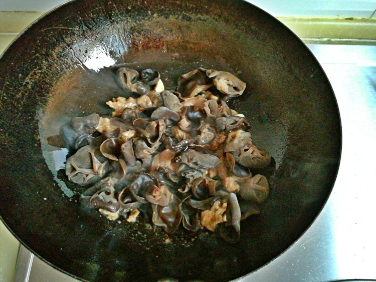 白菜木耳炒牛肉步骤4