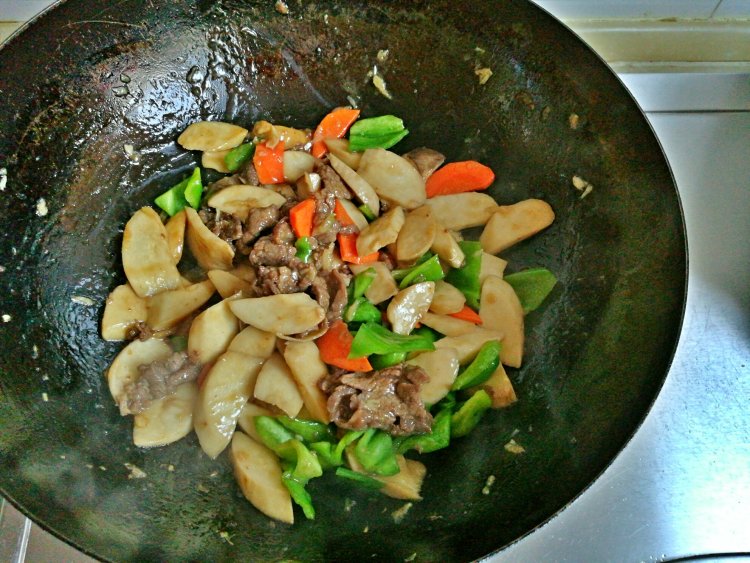 杏鲍菇青椒炒牛肉步骤8