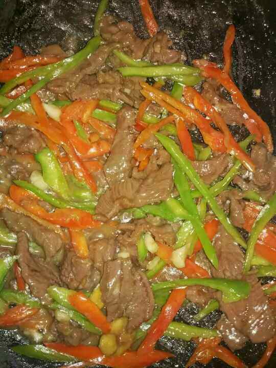 青红椒炒牛肉步骤7