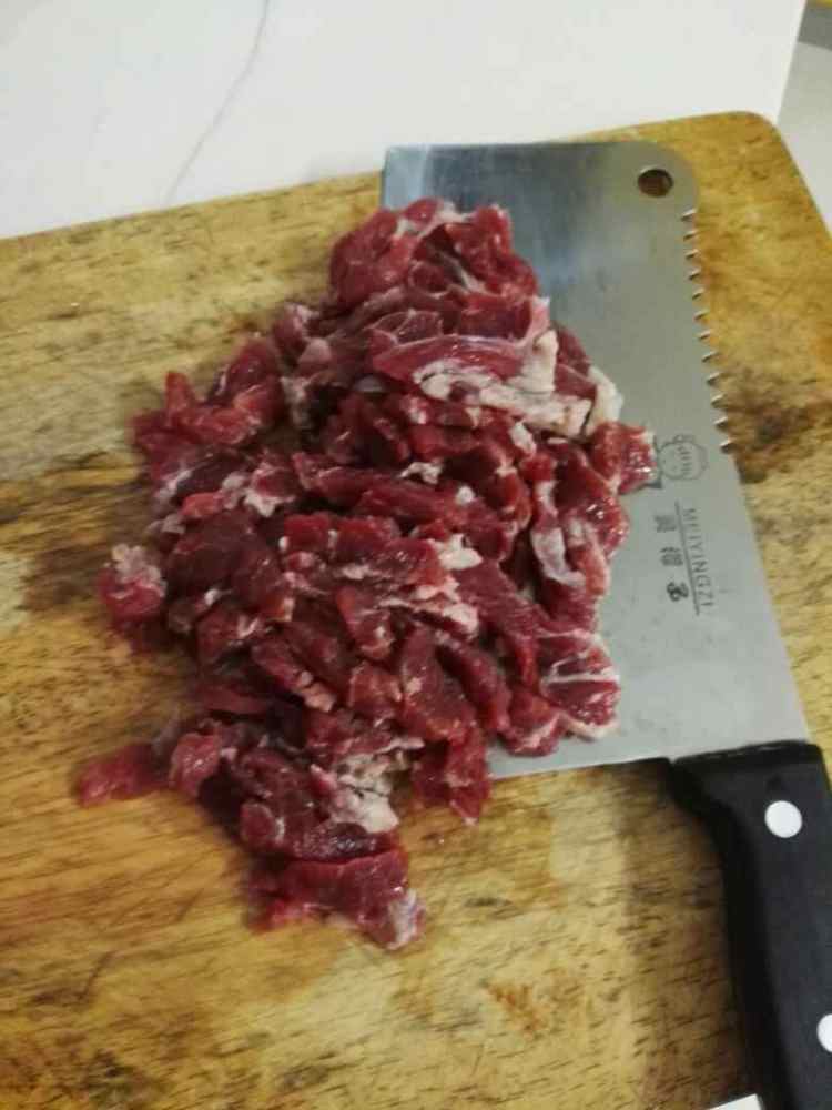 剁椒酱烧春笋牛肉步骤1
