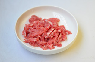 小炒牛肉丝步骤1