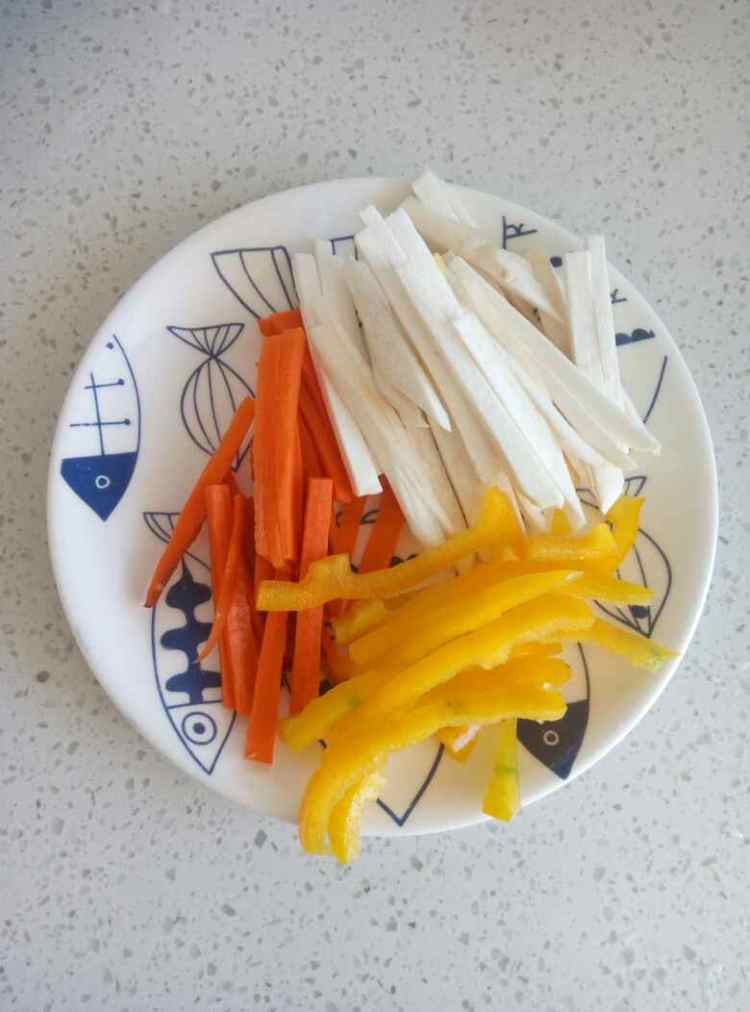 烤牛肉蔬菜卷步骤3