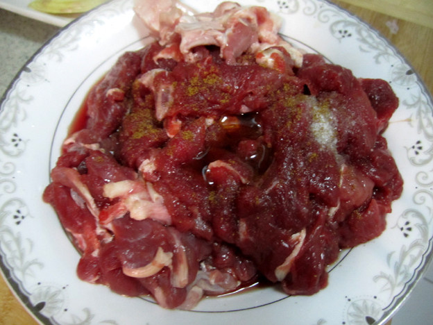砂锅牛肉焖笋步骤1