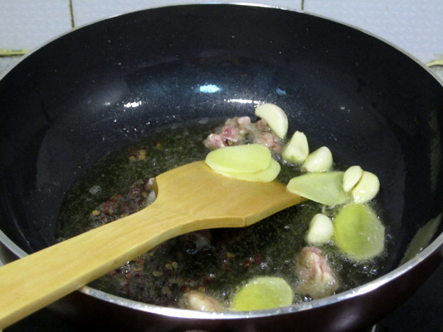 砂锅牛肉焖笋步骤3