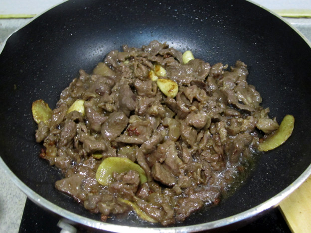 砂锅牛肉焖笋步骤5