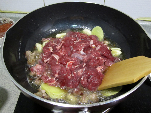 砂锅牛肉焖笋步骤4