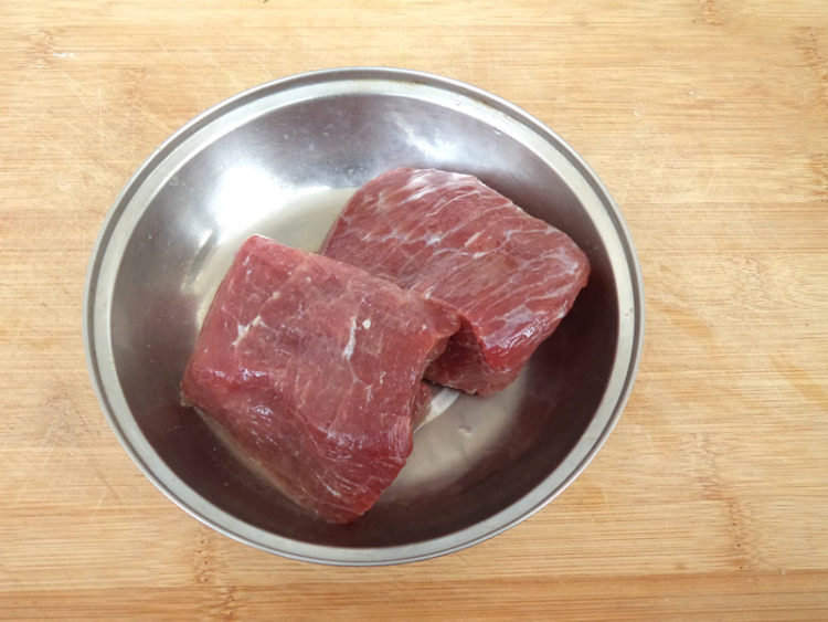 芫爆牛肉丝#本味家乡步骤1