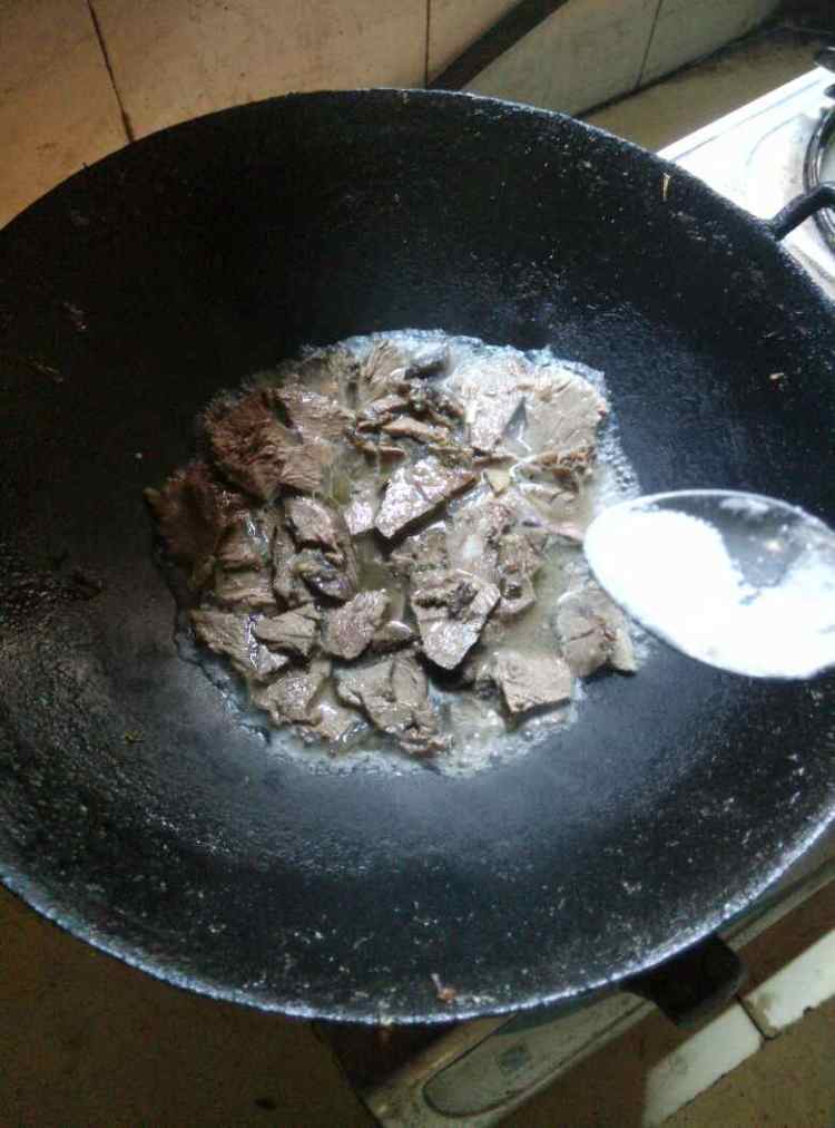 五香牛肉炒辣椒步骤3