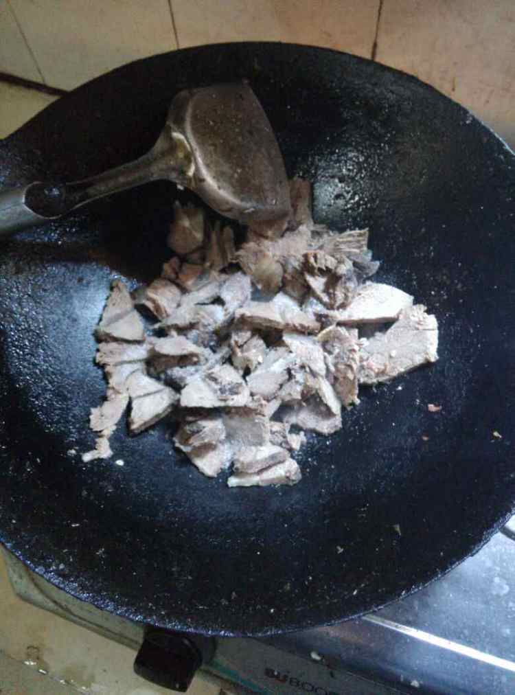 五香牛肉炒辣椒步骤2
