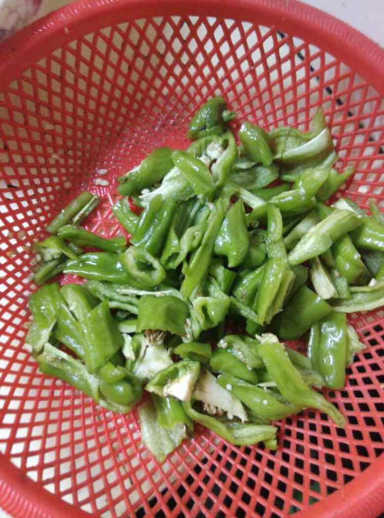 五香牛肉炒辣椒步骤1