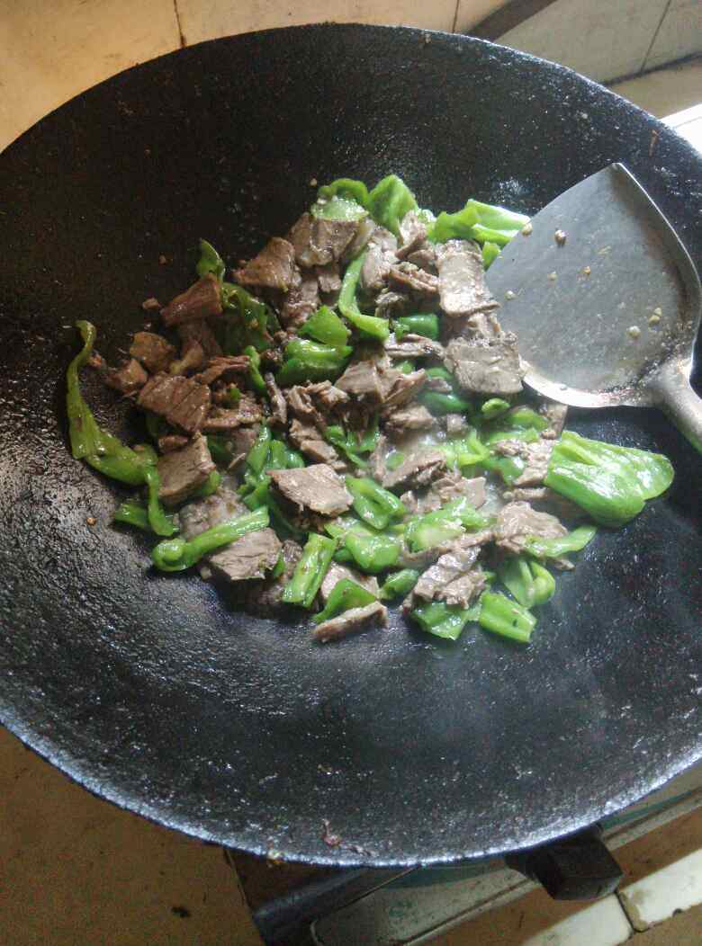五香牛肉炒辣椒步骤5