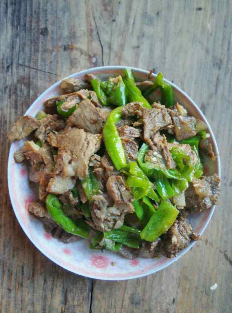 五香牛肉炒辣椒步骤6