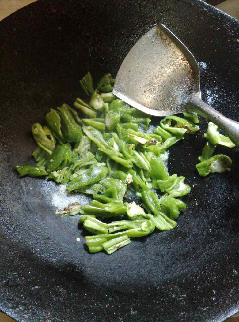 五香牛肉炒辣椒步骤4