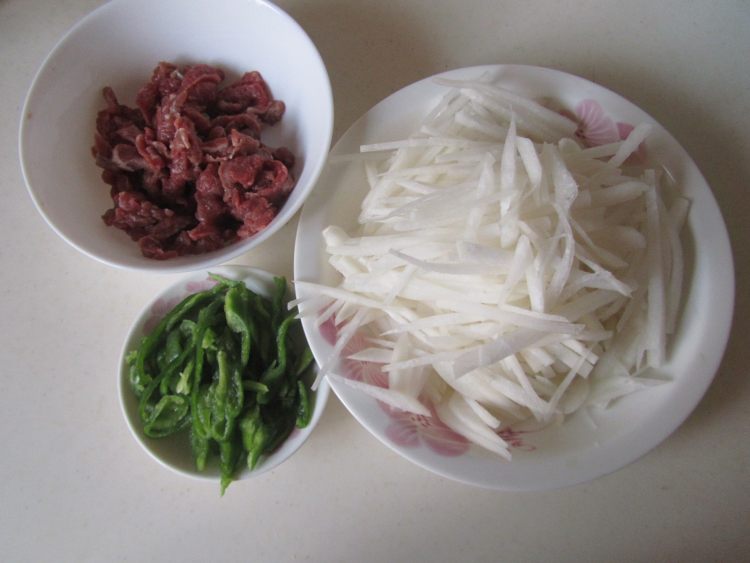 牛肉青椒萝卜丝步骤1